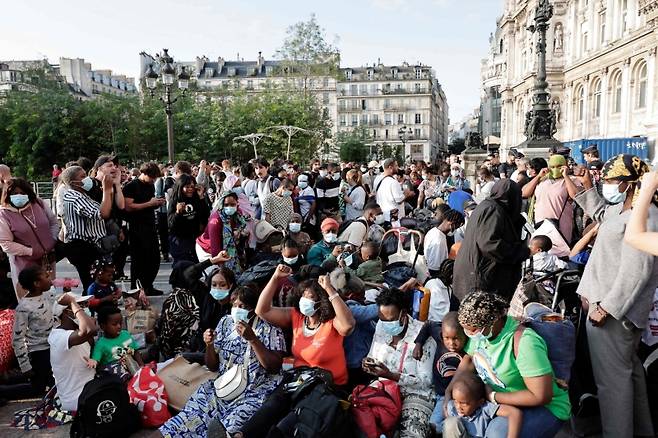 ▲인권단체 '유토피아 56'가 개최한 파리 시청 밖 노숙자 지원 집회 [연합뉴스]