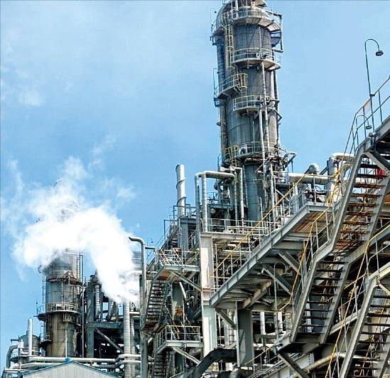 < 일감 끊긴 공장 > ﻿가동을 멈춘 울산 미포산업단지 내 태광산업 석유화학 2공장 굴뚝에서 수증기가 배출되고 있다.   울산=안시욱 기자﻿