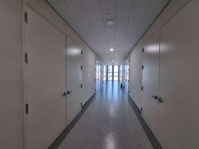 서울에 있는 한 지식산업센터 내 사무실이 공실인 채 닫혀 있는 모습. 사진=한경DB