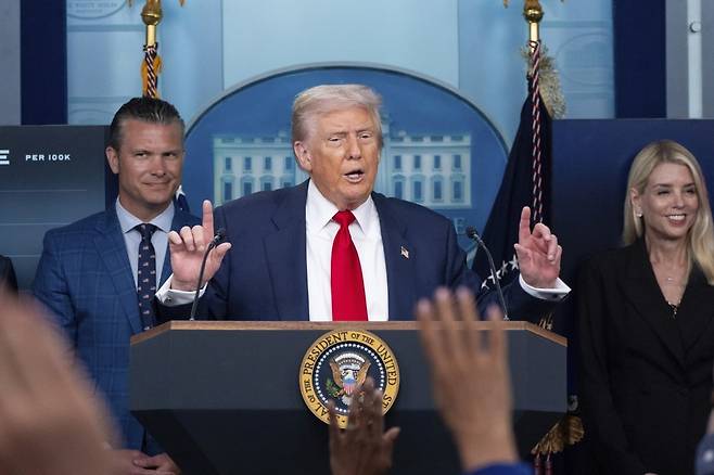 도널드 트럼프 미국 대통령이 11일(현지시간) 백악관 기자실에서 워싱턴DC의 치안강화 계획을 발표하고 있다.  /AP연합뉴스