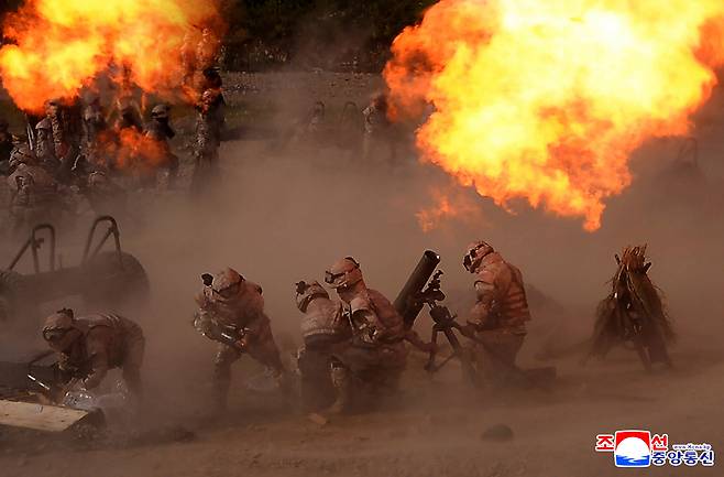 북한이 지난 11일 조선인민군 대연합부대관하 전술적 포병구분대들의 사격훈련경기를 진행했다고 조선중앙통신이 12일 보도했다. 평양 조선중앙통신=연합뉴스