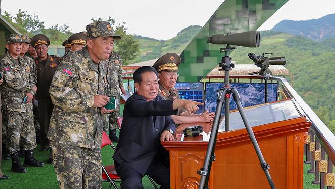 김정은 앉던 자리에 ‘군 서열 1위’ 박정천 당 중앙군사위 부위원장 북한이 지난 11일 조선인민군 대련합부대 관하 전술적 포병구분대들의 사격훈련경기를 진행했다고 조선중앙통신이 12일 보도했다. 이번 훈련은 군 서열 1위인 박정천 노동당 중앙군사위원회 부위원장이 참관했으며, 리영길 인민군 총참모장이 동행했다. 김정은 국무위원장은 참관하지 않았다. 연합뉴스