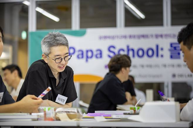 Participants of Papa School, a partnership initiative between the UN Women Knowledge and Partnerships Center in the Republic of Korea and Root Impact, learn about fatherhood at Heyground in Seoul in July. (UN Women)
