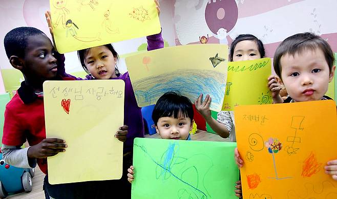 Children of immigrant parents pose for a photograph at the Ansan Global Youth Center in Gyeonggi in March 2010. [JOONGANG ILBO]