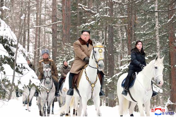North Korean leader Kim Jong-un tours “revolutionary battle sites” in the Mount Paektu area with his wife, Ri Sol-ju, in this photo released by the Korean Central News Agency on Dec. 4, 2019. [YONHAP]