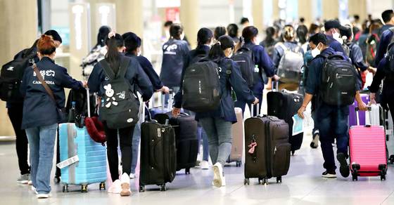 Migrant workers arrive at the Incheon International Airport on July 13, 2022. [NEWS1]