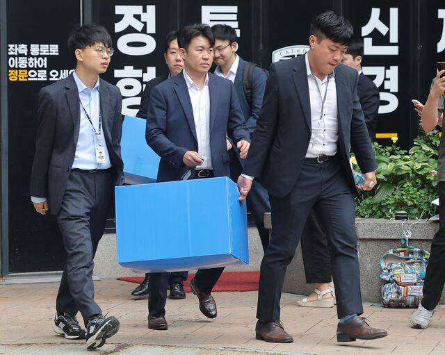 김건희 여사 의혹을 수사하는 특검팀이 11일 서울 서초구 서희건설 사옥에서 압수품을 담은 박스를 들고나오고 있다. 특검팀은 서희건설 측이 김 여사에게 인사 청탁과 함께 고가의 목걸이를 선물했는지 확인한다는 방침이다. 연합뉴스