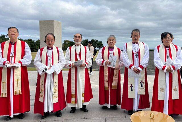 일본성공회 성직자들이 지난해 10월 제주 4·3 평화공원에서 열린 ‘한일성공회 선교협력 40주년 기념대회’의 일환으로 4·3사건 희생자 추도예배를 함께 드리고 있다. 왼쪽부터 이리에 주교, 타카하시 주교, 하세가와 주교, 이소 주교, 무토 주교, 니시하라 주교. 대한성공회 제공