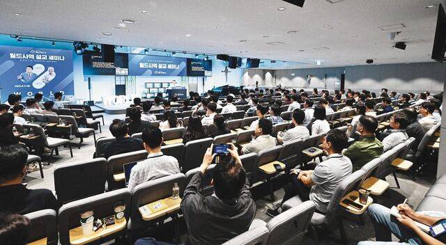 월드사역연구소가 개최한 설교세미나 참석자들이 11일 서울 성동구 강남중앙침례교회 왕십리성전에서 구체적인 설교 준비 방법을 듣고 있다.  신석현 포토그래퍼