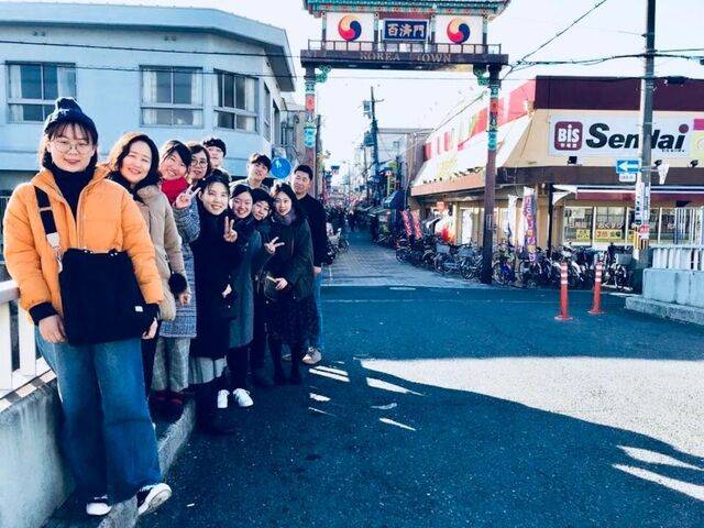 고정희 선교사와 고 선교사 딸 이은송씨, 한국에서 온 선교팀원들이 2019년 1월 일본 오사카 이쿠노에 있는 조선시장 앞에서 조선인들과 함께 기념촬영을 하고 있다. 고 선교사 제공