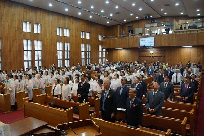 부산교회총연합회는 지난 10일 부산 소명교회에서 ‘제80주년 8.15 광복절 기념예배’를 드렸다. 부교총 회원들과 성도들이 광복절 노래를 부르고 있다.