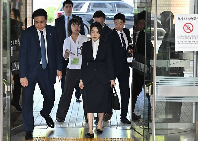 김건희 여사가 12일 구속 전 피의자 심문(영장실질심사)을 받기 위해 서울 서초구 서울중앙지법에 출석하고 있다. 연합뉴스