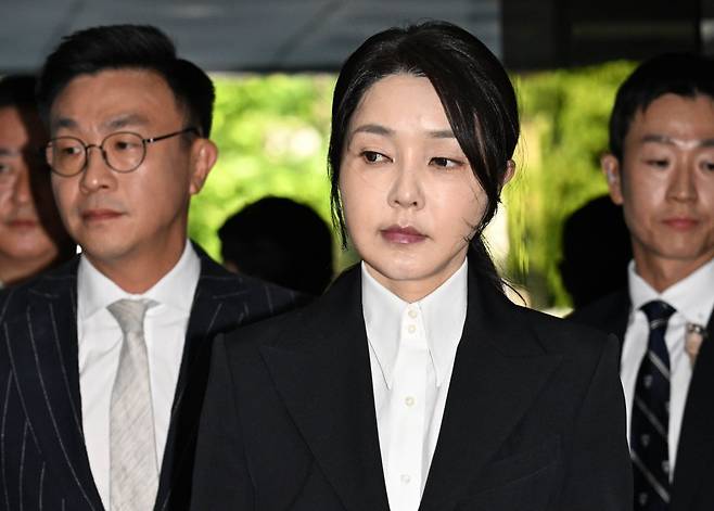 윤석열 전 대통령 부인 김건희 여사가 12일 구속 전 피의자 심문(영장실질심사)을 받기 위해 서울 서초구 서울중앙지법에 출석하고 있다. 연합뉴스