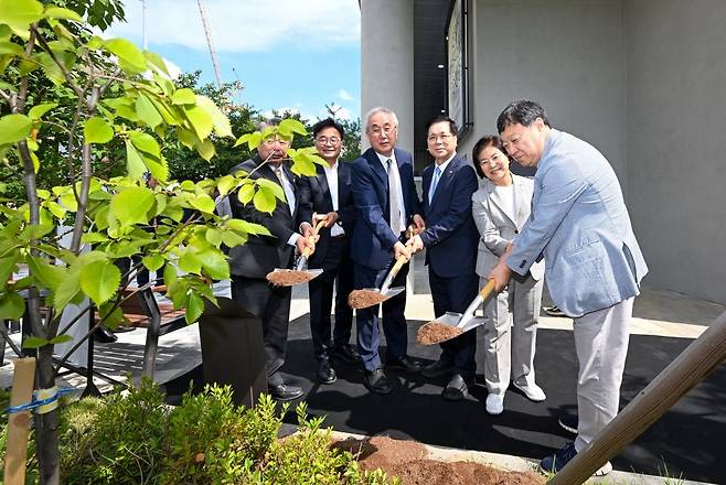 한국기독교역사문화관 개관식 내빈들이 12일 서울 은평구 문화관에서 기념 식수를 하고 있다. 오른쪽부터 안교성 한국기독교역사문화관 관장, 김미경 은평구청장, 이영훈 목사, 손달익 이사, 김우영 국회의원, 안병광 여의도순복음교회 장로회장. 신석현 포토그래퍼