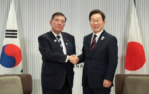 이재명 대통령과 이시바 시게루 일본 총리가 17일(현지시간) 캐나다 앨버타주 캐내내스키스 주요 7개국(G7) 정상회의장에서 열린 한일 정상회담에서 악수하고 있다. 연합뉴스