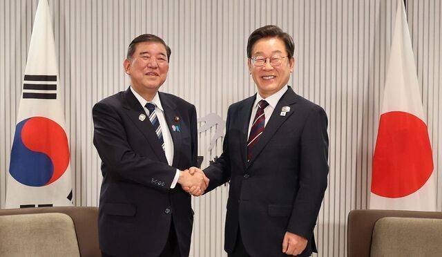 이재명 대통령이 6월 17일(현지 시간) 캐나다 앨버타주 캐내내스키스 주요 7개국(G7) 정상회의장에서 이시바 시게루 일본 총리와 한·일 정상회담에 앞서 악수하고 있다. 뉴시스