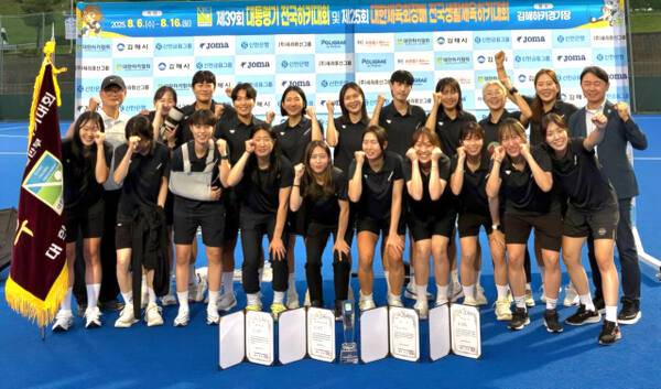 제39회 대통령기전국하키대회 여자 일반부에서 우승을 거둔 한진수 평택시청 감독 및 선수단이 기념 촬영을 하고 있다. 평택시청 제공