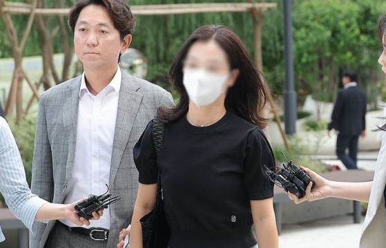김건희 특검에 출석하는 ‘김건희 집사’ 배우자. [사진출처 = 연합뉴스]