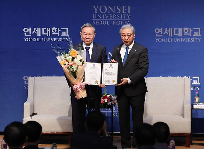 한국을 국빈 방문한 또 럼 베트남 공산당 서기장이 11일 서울 서대문구 연세대학교 경영관에서 정책 연설을 한 뒤 윤동섭 연세대 총장으로부터 명예정치학박사 학위를 받았다. [연합뉴스]