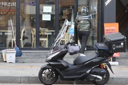 서울 시내 한 음식점에서 라이더가 배달 음식을 수령하고 있다. [사진 출처 = 연합뉴스]