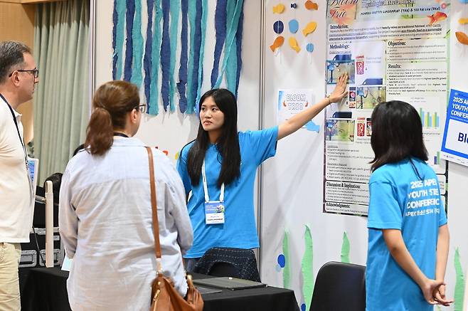 'APEC 청소년 STEM 경진대회'에서 열린 연구 포스터 전시에서 찻티티 림솜끼앗 양(18·태국)이 자신의 연구과제를 설명하고 있다. APEC 과학영재멘토링센터