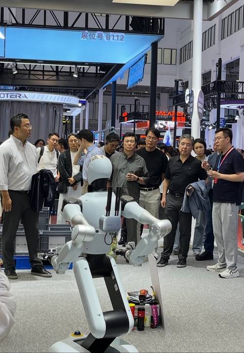 장재훈 현대차그룹 부회장이 지난 11일 중국 베이징 이좡 경제기술개발구에서 열린 세계로봇컨퍼런스(WRC)에 참석해 중국 로봇 기업인 갤봇의 부스를 찾아 편의점 로봇 시연을 관람했다. [베이징 = 송광섭 특파원]