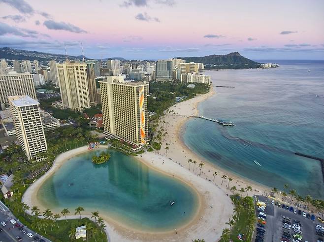 힐튼 하와이안 빌리지 와이키키 비치 리조트 전경과 라군/ 사진=힐튼 하와이안 빌리지 와이키키 비치 리조트