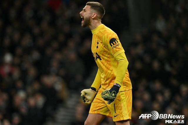 로메로, 데이비스, 비카리오라는 차기 주장 후보 중 ‘풋볼 인사이더’의 선택을 받은 건 누구일까. 이 매체는 “비카리오는 로메로보다 더 차분하고 안정적인 존재감을 제공한다. 로메로는 종종 성급하고 경기 중 감정을 통제하지 못해 아쉬움을 줬다. 데이비스는 훌륭한 리더로서의 자질을 갖췄으나 이제는 출전 기회가 적다. 벤치에 낮는 선수에게 주장을 맡기는 건 이상한 결정일 수 있다. 백업 리더로서의 역할은 가능하지만 주전 아닌 주장을 둔다는 건 잘못된 신호다”라고 바라봤다. 사진=AFPBBNews=News1