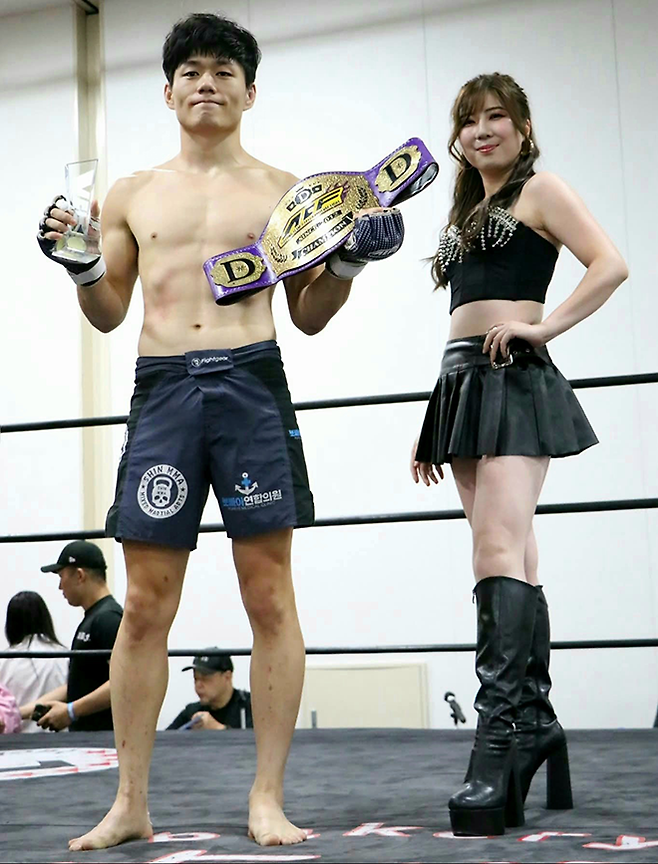 KMMA 웰터급 및 슈퍼라이트급 타이틀 도전자 출신 문홍범이 2025년 8월 일본 효고현 아마가사키시 주쇼키고센터에서 ACF 라이트급 챔피언 등극 기념 촬영을 하고 있다. 사진=스탠다드앤드프로그레스 스포츠에이전시 제공