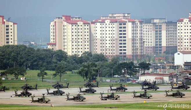 (평택=뉴스1) 김영운 기자 = 한미연합연습 '을지 자유의 방패'(UFS)의 사전연습 격인 위기관리연습(CMX)이 시작된 12일 경기 평택시 팽성읍 주한미군기지 캠프 험프리스에 헬기가 계류되어 있다.   '을지 자유의 방패'(UFS) 연합훈련은 오는 18일부터 28일까지 시행하며 당초 기획된 야외 기동훈련(FTX) 40여 건 중 절반가량인 20여 건은 폭염 등 여러 상황을 종합적으로 고려해 9월로 연기됐다. 한편 연합훈련 시나리오와 연계되거나 미 측의 장비가 사용되는 훈련은 8월에 정상 시행할 예정이다. 2025.8.12/뉴스1  Copyright (C) 뉴스1. All rights reserved. 무단 전재 및 재배포,  AI학습 이용 금지.