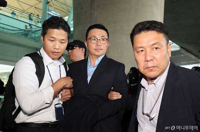 김건희 여사 일가의 '집사'로 알려진 김예성 씨가 12일 인천국제공항을 통해 입국하고 있다.  윤석열 전 대통령이 파면된 지난 4월 급작스럽게 베트남으로 출국한 이후 약 4개월 만이다. /사진=머니투데이 DB