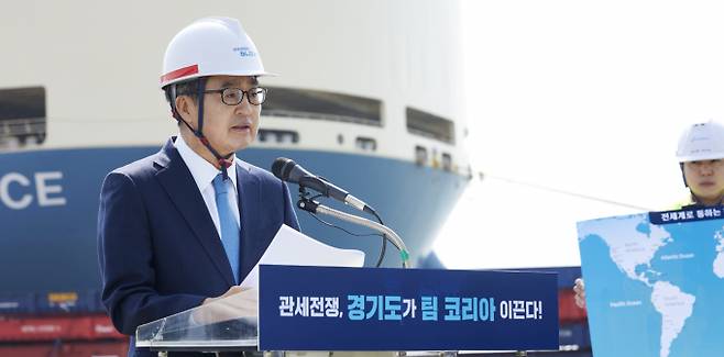 김동연 지사가 지난 3월31일 수출 현장인 평택항에서 비상경제회의에 앞서 인사말을 하고 있다. /사진제공=경기도