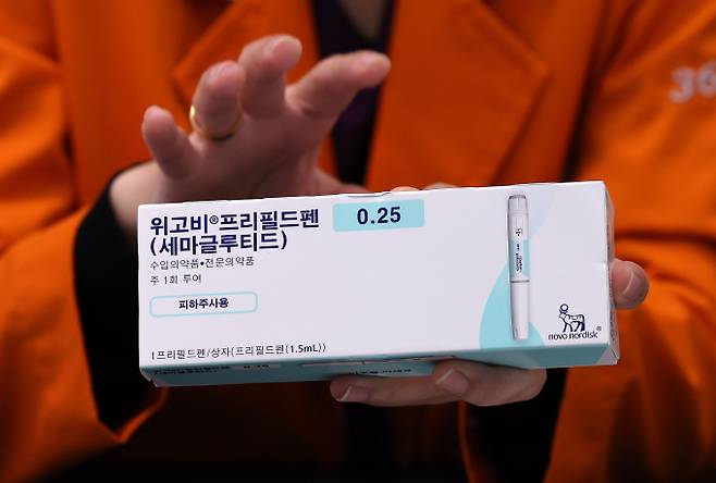 마운자로 한국 출시로 국내 위고비 출고가가 낮아질 전망이다. 사진은 지난해 10월 서울의 한 클리닉에서 위고비를 들어 보이는 의료진. /사진=뉴스1