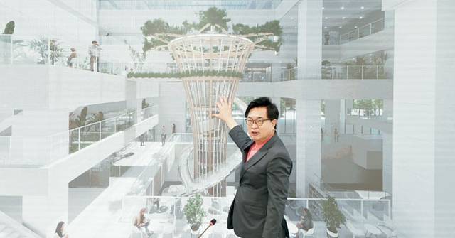 박일하 서울 동작구청장이 지난 5일 상도동(장승배기로) 동작구청 신청사에서 진행된 문화일보와의 인터뷰에서 신청사 건물 내에 조성 중인 대형 슬라이드에 대해 설명하고 있다.  동작구청 제공