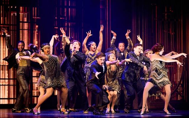 뮤지컬 ‘위대한 개츠비’의 처음과 마지막을 장식하는 넘버 ‘로어링 온(Roaring On)’을 부르는 앙상블. 이 넘버는 극 중 배경이 되는 1920년대 초 전후 호황을 누렸던 미국의 현실을 잘 보여준다. 오디컴퍼니 제공