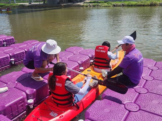 동대문장애인종합복지관 소속 청소년들이 지난 7일 안전요원의 관리 속에 카약을 타고 있다. 동대문구청 제공
