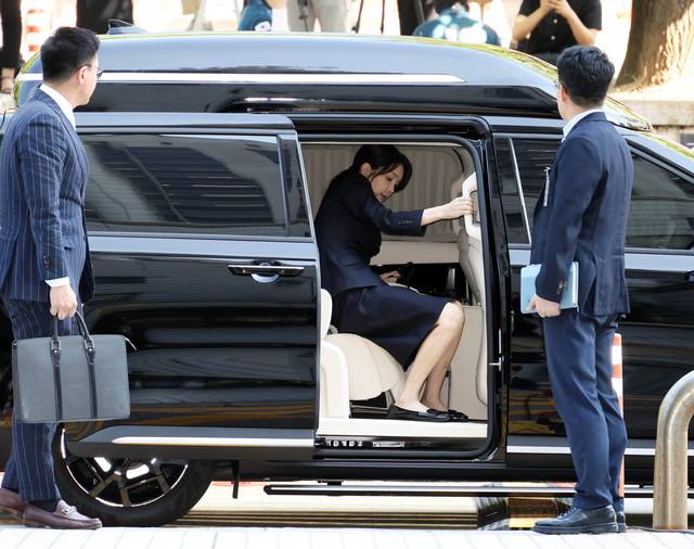 자본시장과 금융투자업에 관한 법률 위반, 정치자금법 위반, 특정범죄 가중처벌 등에 관한 법률 위반(알선수재) 등의 혐의를 받는 윤석열 전 대통령 부인 김건희 씨가 12일 오전 서울 서초구 서울중앙지법에서 열린 구속 전 피의자 심문(영장실질심사)에 출석하고 있다. 사진공동취재단