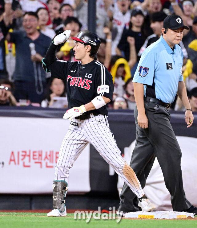 2025년 8월 12일 오후 경기도 수원KT위즈파크에서 열린 '2025 신한 SOL뱅크 KBO 리그' LG 트윈스와 KT 위즈의 경기 LG 신민재가 5회초 1사 1루서 1타점 3루타를 친 뒤 기뻐하고 있다./수원=유진형 기자