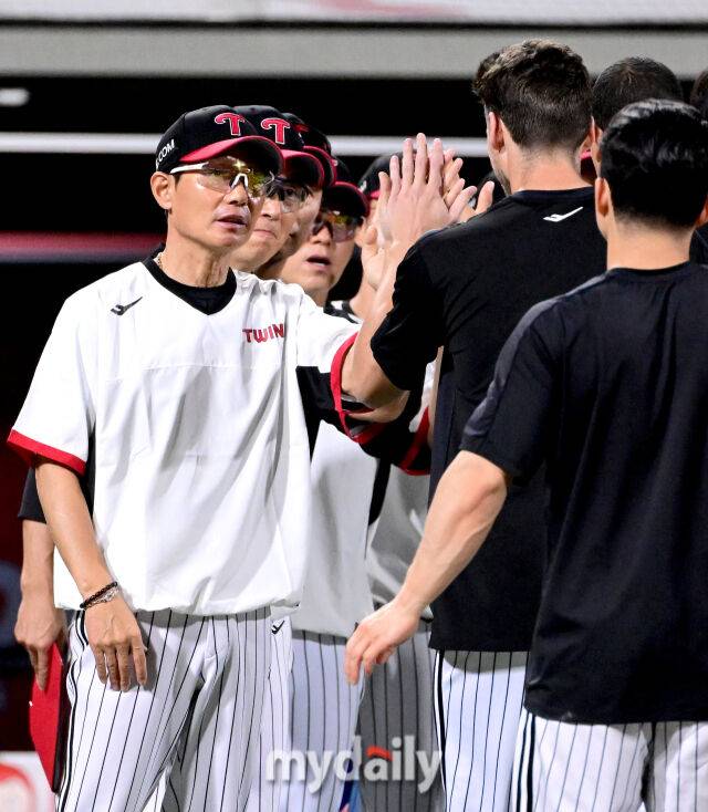 2025년 8월 12일 오후 경기도 수원KT위즈파크에서 열린 '2025 신한 SOL뱅크 KBO 리그' LG 트윈스와 KT 위즈의 경기 LG 염경엽 감독이 11-2로 승리한 뒤 톨허스트와 하이파이브를 하고 있다./수원=유진형 기자
