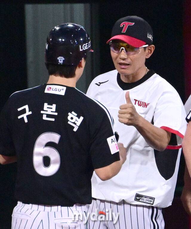 2025년 8월 12일 오후 경기도 수원KT위즈파크에서 열린 '2025 신한 SOL뱅크 KBO 리그' LG 트윈스와 KT 위즈의 경기 LG 3루 주자 구본혁이 5회초 1사 3루서 박해민의 1타점 적시타 때 홈을 밟고 염경엽 감독의 축하를 받고 있다./수원=유진형 기자