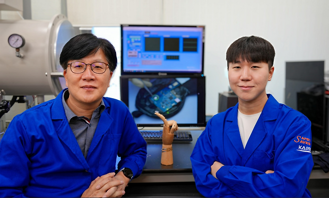 OLED 컨택트렌즈를 개발한 유승협(왼쪽) KAIST 교수와 심지훈 박사.[KAIST 제공]