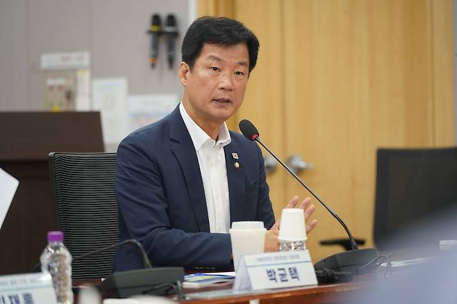 박균택 더불어민주당 의원이 11일 서울 영등포구 국회의원 회관에서 열린 ‘국가폭력범죄를 통한 범죄수익 비자금 환수를 위한 간담회’에서 발언하고 있다. [박균택 의원실 제공]