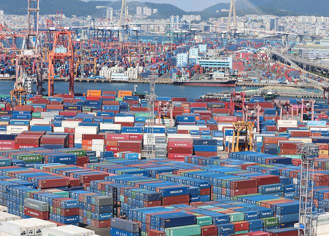 트럼프 미국 대통령은 한국이 미국에 3500억달러(약 487조원)를 투자하는 등의 조건으로 한국에 대한 상호관세를 기존 25%에서 15%로 낮추기로 했다고 30일(현지 시각) 밝혔다.  사진은 31일 부산항 신선대부두, 감만부두에 컨테이너가 가득 쌓여 있는 모습 [연합]
