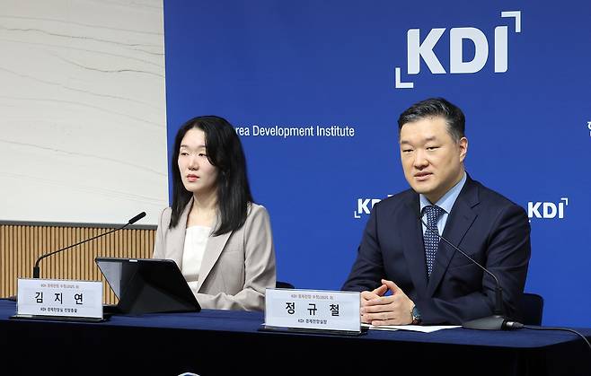 한국개발연구원(KDI) 정규철 경제전망실장(오른쪽)과 김지연 전망총괄이 12일 정부세종청사 기획재정부 브리핑실에서 경제전망 수정 사항을 설명하고 있다. [연합]