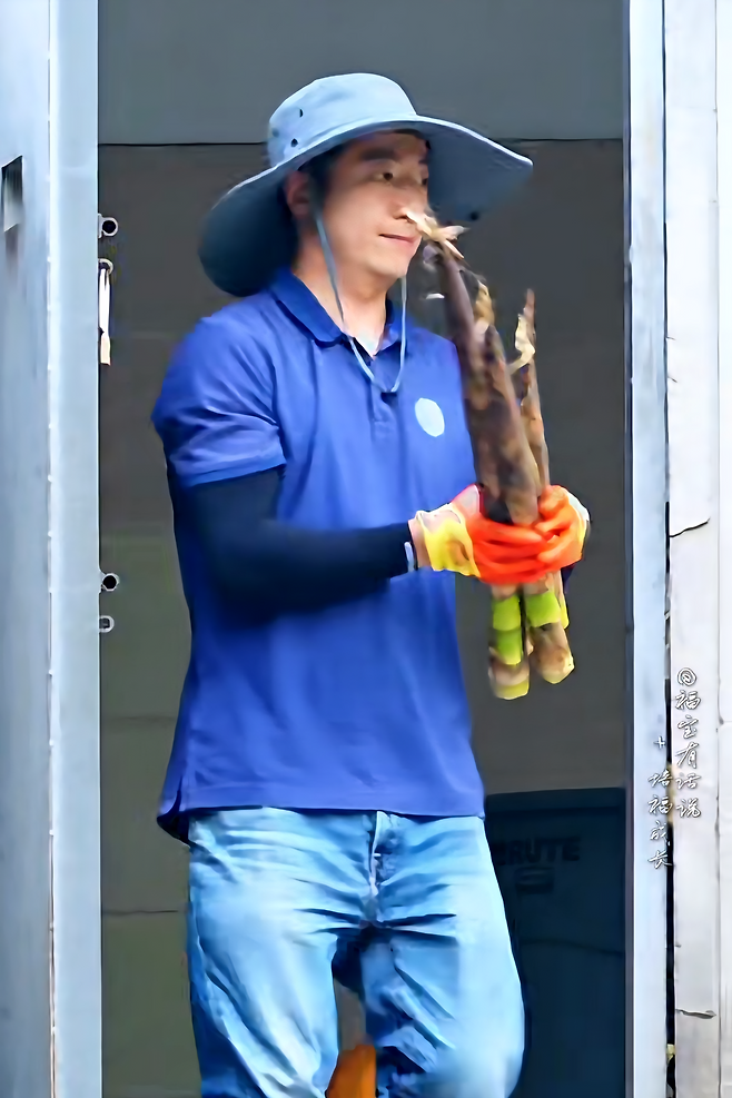 삼촌에서 오빠로...대체사육사인지, 교체된 새 주키퍼인지 아직 확인되지 않고 있다.