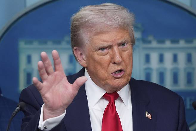 [워싱턴=AP/뉴시스]도널드 트럼프 미국 대통령이 11일(현지 시간) 백악관 브리핑룸에서 워싱턴DC 치안 강화 조치 관련 기자회견을 진행하고 있다.