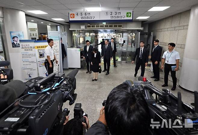 [서울=뉴시스] 사진공동취재단 = 자본시장과 금융투자업에 관한 법률 위반, 정치자금법 위반, 특정범죄 가중처벌 등에 관한 법률 위반(알선수재) 등의 혐의를 받는 윤석열 전 대통령 부인 김건희 씨가 12일 오전 서울 서초구 서울중앙지법에서 열린 구속 전 피의자 심문(영장실질심사)에 출석하며 인사하고 있다. 2025.08.12. photo@newsis.com