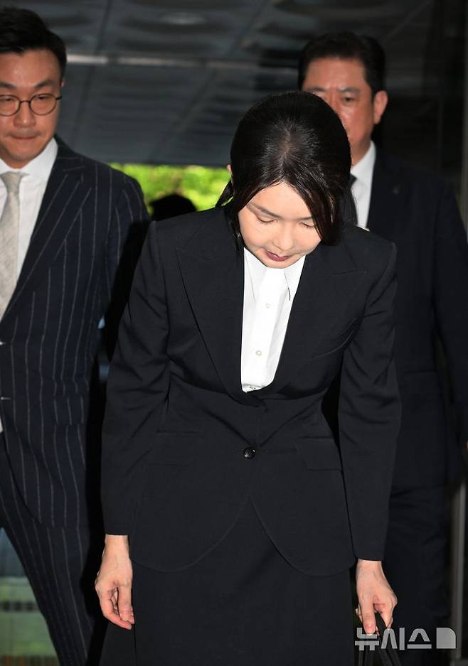 [서울=뉴시스] 사진공동취재단 = 자본시장과 금융투자업에 관한 법률 위반, 정치자금법 위반, 특정범죄 가중처벌 등에 관한 법률 위반(알선수재) 등의 혐의를 받는 윤석열 전 대통령 부인 김건희 씨가 12일 오전 서울 서초구 서울중앙지법에서 열린 구속 전 피의자 심문(영장실질심사)에 출석하며 고개 숙여 인사하고 있다. 2025.08.12. photo@newsis.com