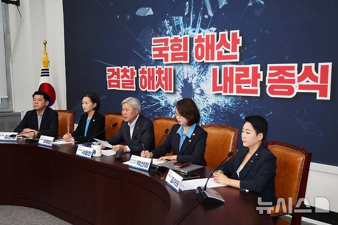 [서울=뉴시스] 김명년 기자 = 서왕진 조국혁신당 원내대표가 12일 오후 서울 여의도 국회에서 열린 의원총회에서 발언하고 있다. 2025.08.12. kmn@newsis.com