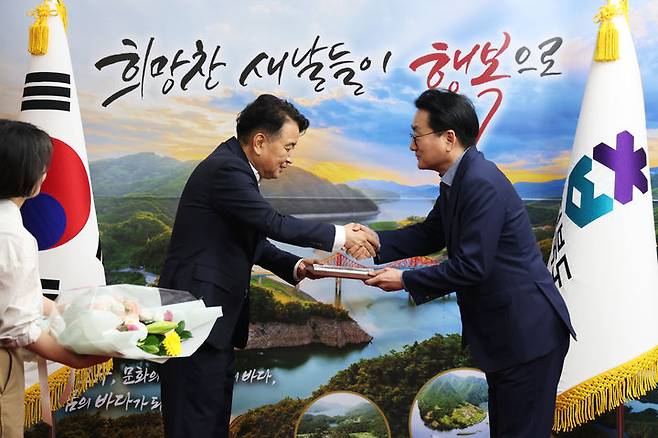 손인석 충북도 정무특별보좌관이 12일 김영환(왼쪽) 충북지사에게 퇴임 신고를 하고 있다. (사진=충북도 제공)  *재판매 및 DB 금지